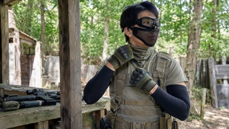 サバゲーで首元や腕や手を守るためにネックゲイターとアームカバーとグローブを着用した装備例。