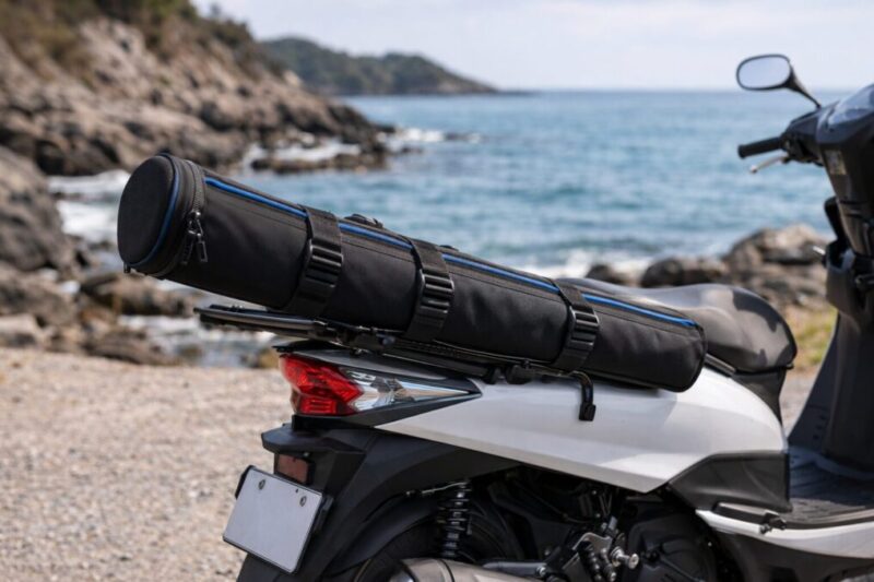 スクーター後部にロッドケースをベルトで固定した状態