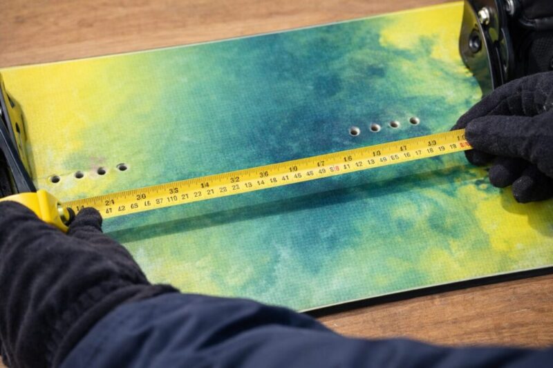 スタンス幅をメジャーで測って調整する手順イメージ