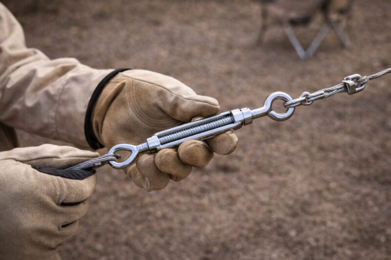 ターンバックルでワイヤーの張りを調整しているイメージ