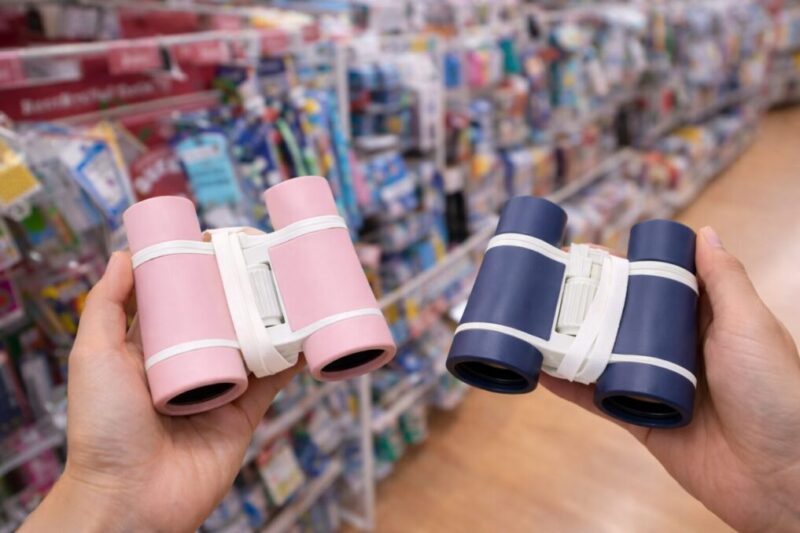 ダイソー店内で双眼鏡の売り場を探しているイメージ