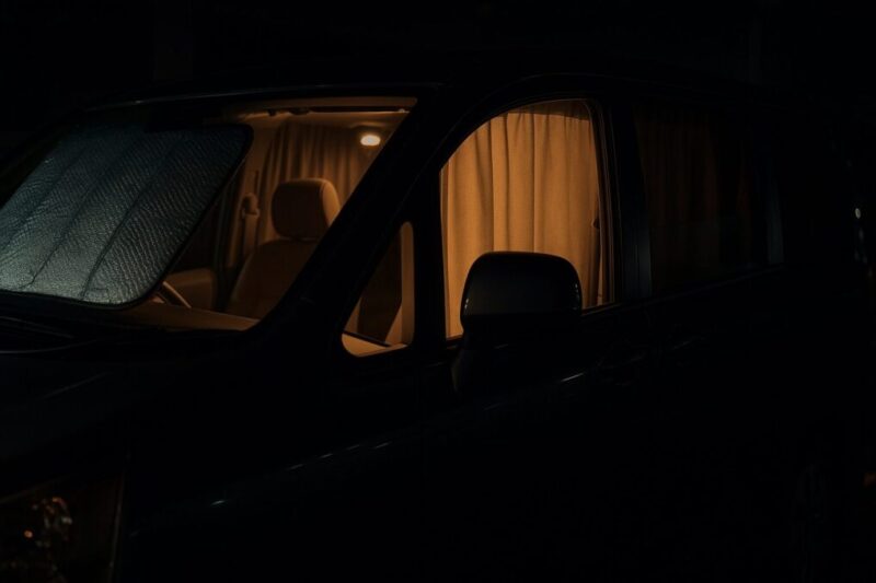 ニトリで揃えた布と突っ張り棒で車内カーテンを作るイメージ