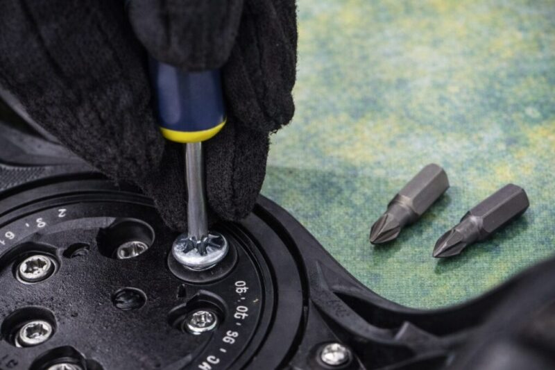 ネジ穴が回らない時にドライバーを押し付けながら外し、ビットを替えて対処する手元のイメージ