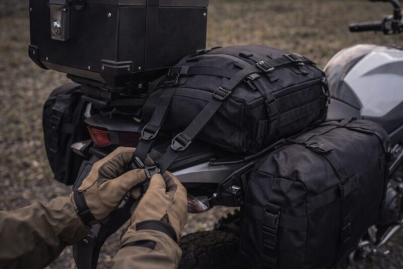 バイクの積載ギアを組み合わせて固定するイメージ