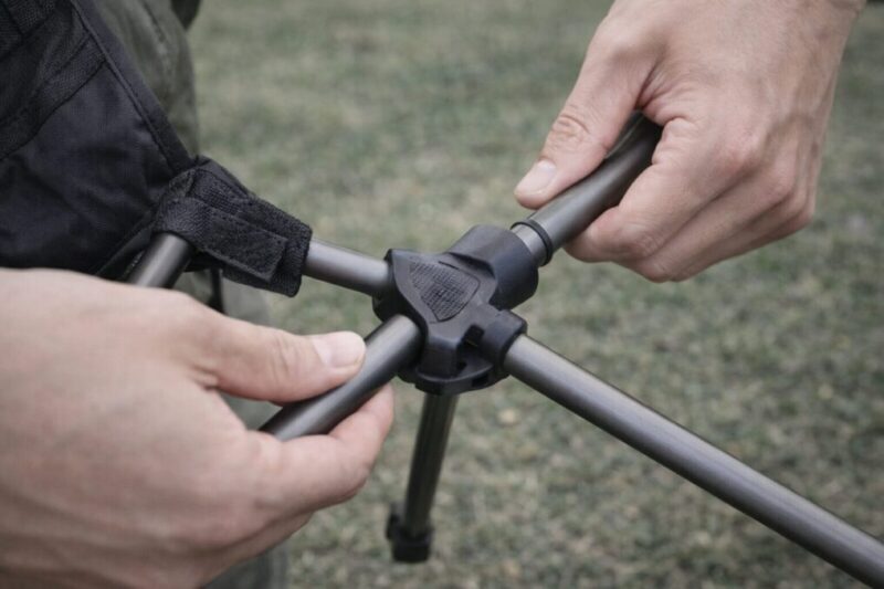 フレームの差し込み確認で安全に使うアウトドアチェアのイメージ。