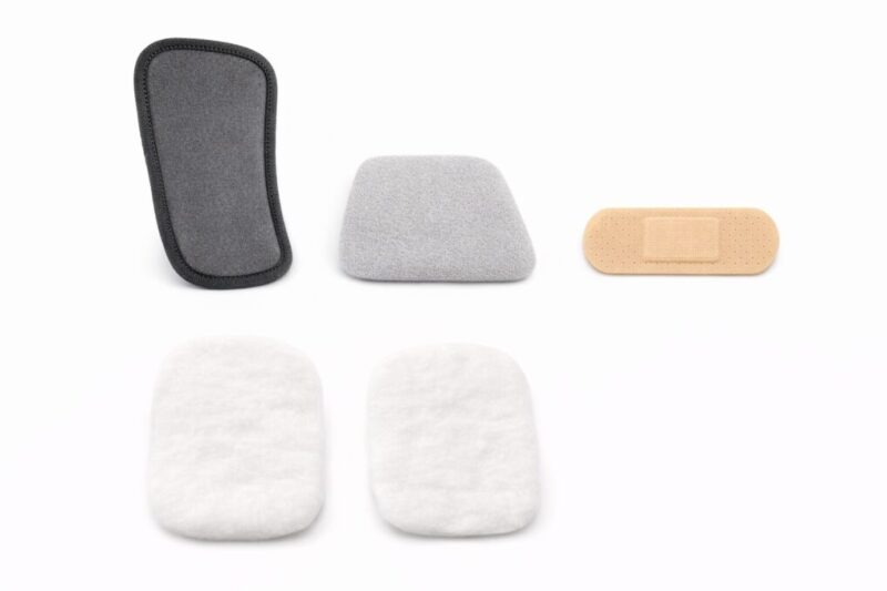 ブーツ用パッドと代用品になりそうなクッション材を並べ、形状の違いを比較しているイメージ