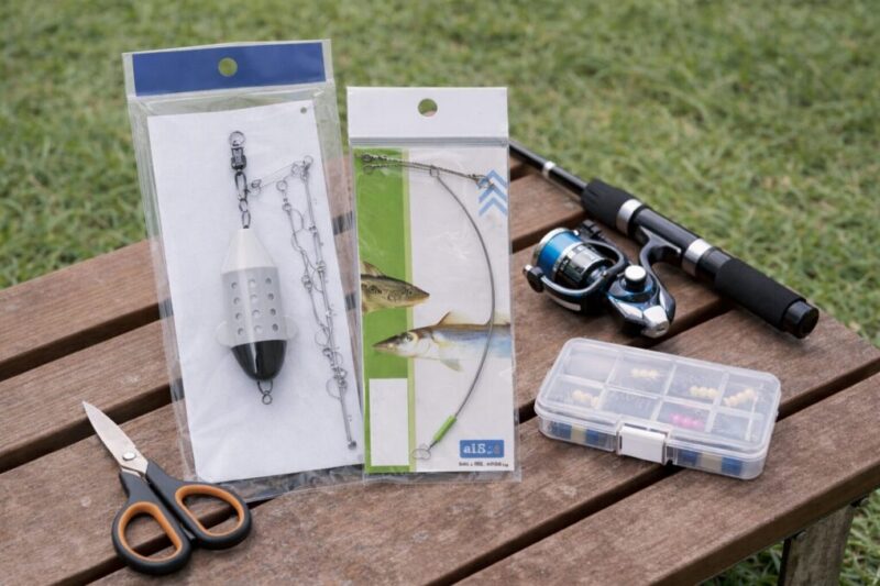 ベンチの上に並べたちょい投げ入門用の仕掛け、ケース、ハサミ、小型ロッドのイメージ
