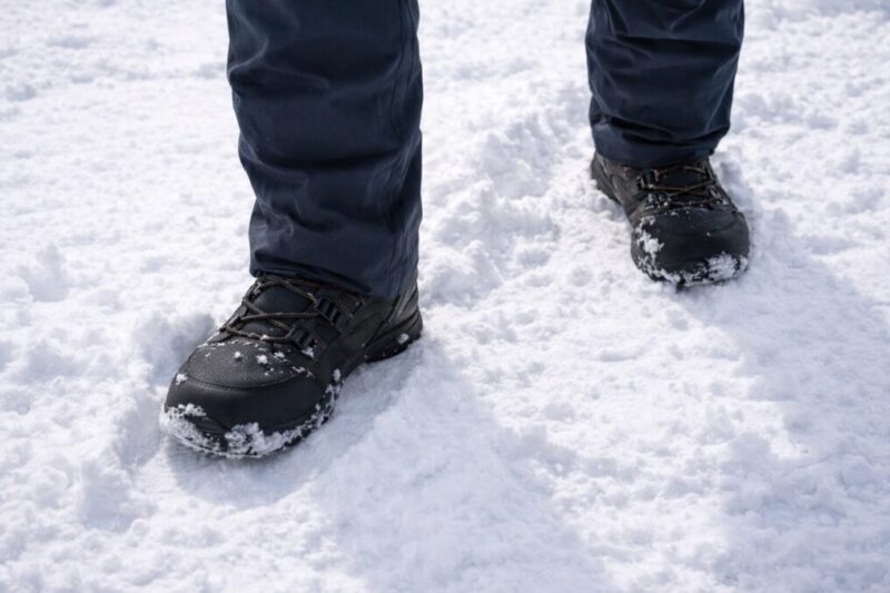 レギュラーとグーフィーを判断するための足の出し方イメージ