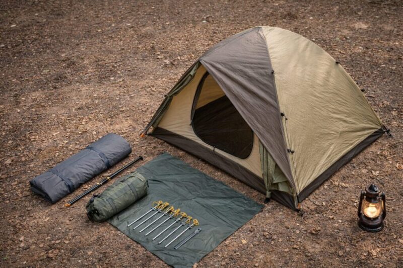 初心者向けのソロテントと収納用品が並んだ比較イメージ