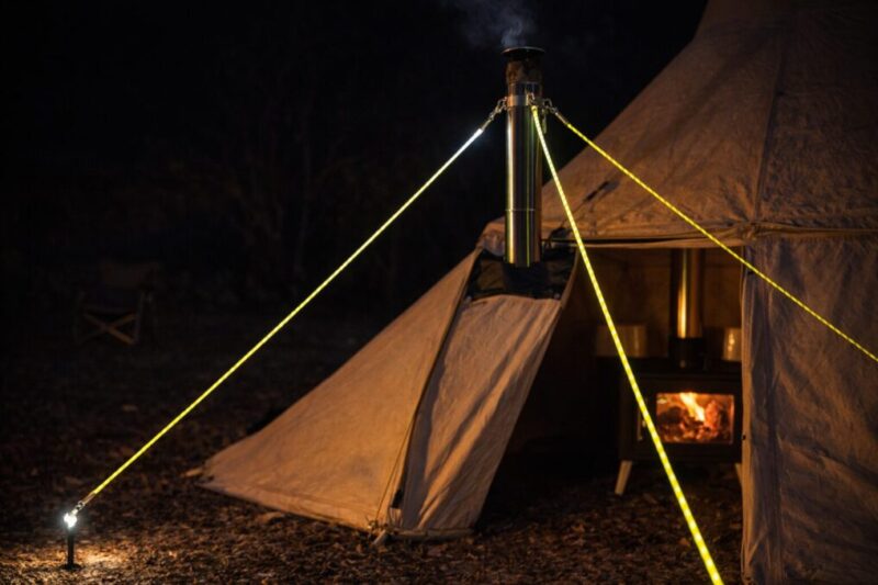 夜のつまずきを防ぐためガイラインに反射材を付けた配置例