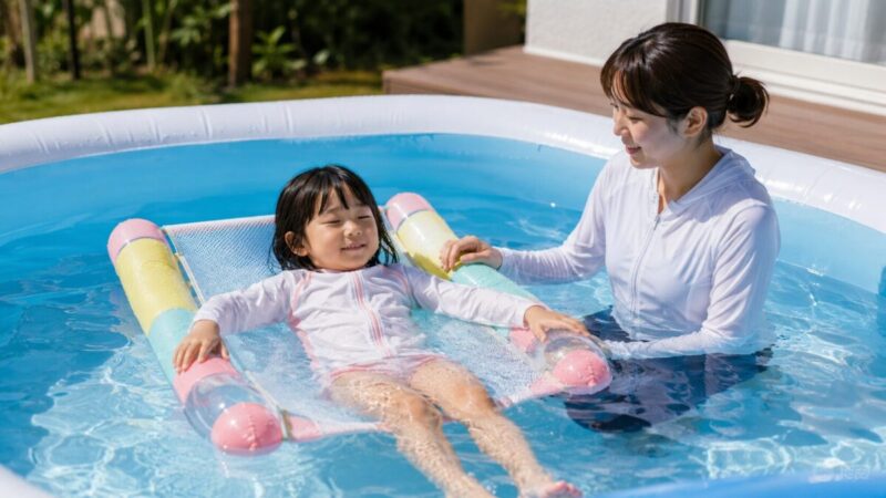 子供がフロートハンモックで遊ぶ横で大人が見守っている様子