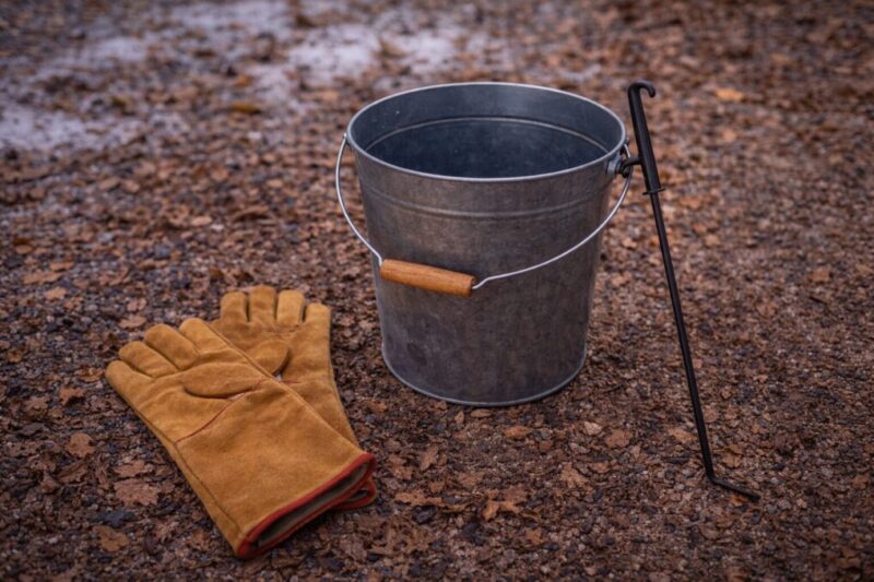 撤収前に消火・灰処理を安全に行うための道具一式。