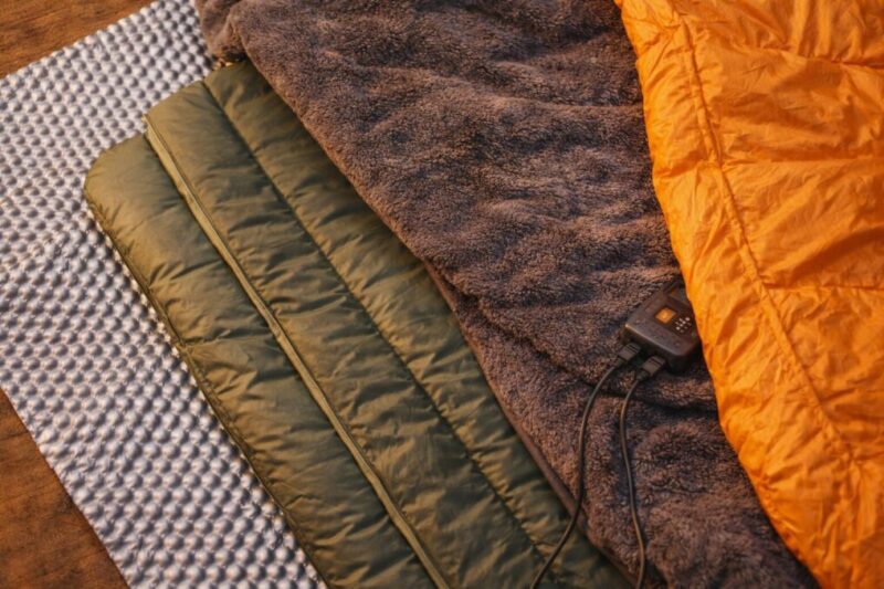 断熱マットと寝袋の間に電気毛布を入れた寝床レイヤー