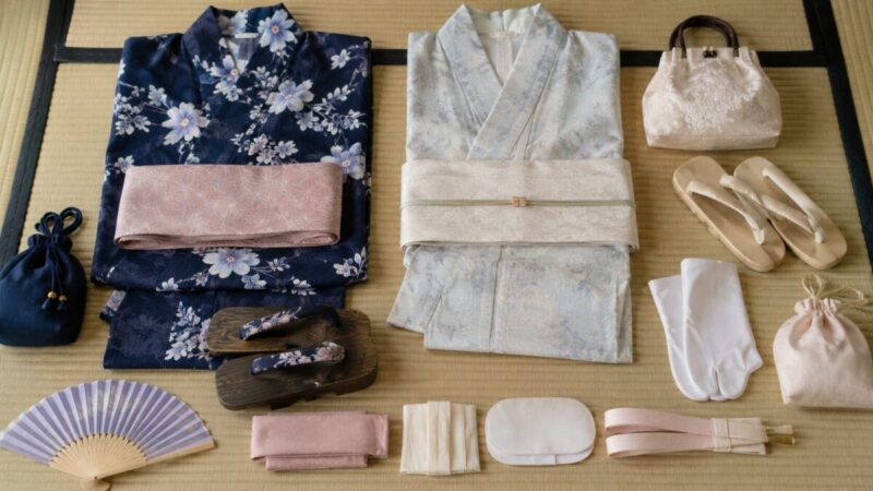 浴衣と着物の違いを帯や足袋や下駄などの小物で比較するイメージ