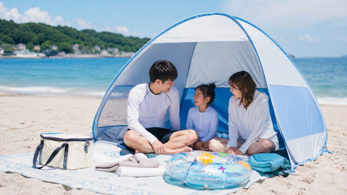 海水浴で使うビーチテントの日よけと休憩スペースのイメージ