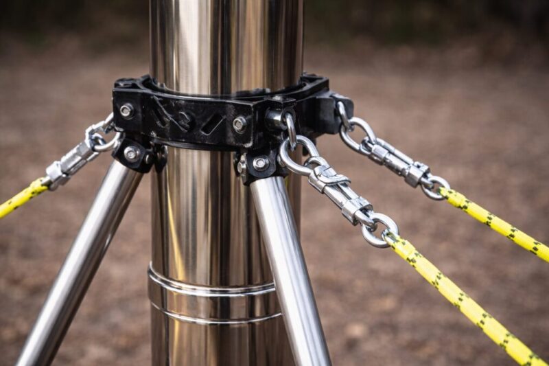 煙突スタンドで支えながらガイで安定させるイメージ