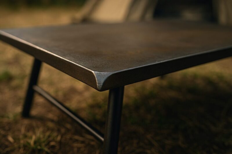 素材厚と剛性を伝えるディテールカット。