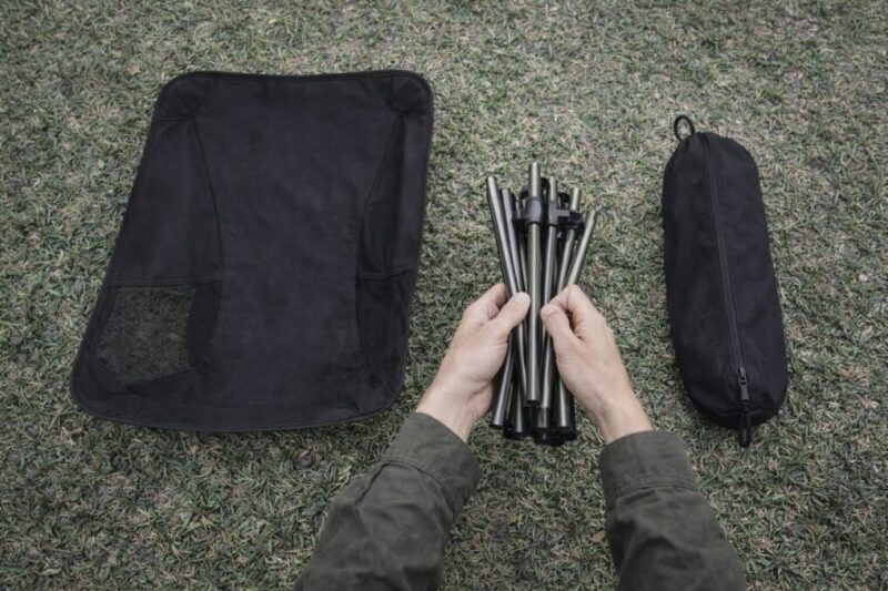 組み立て式チェアのたたみ方と収納手順を示すパーツ俯瞰イメージ。