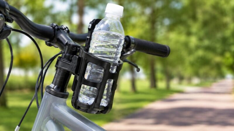 自転車のハンドル付近にペットボトルホルダーを取り付けたサイクリング中の水分補給イメージ
