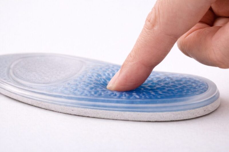 衝撃吸収の体感を示すインソールの押し込み