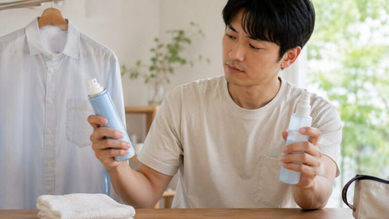 衣類用冷却スプレーと肌用ボディミストの用途を見比べる男性