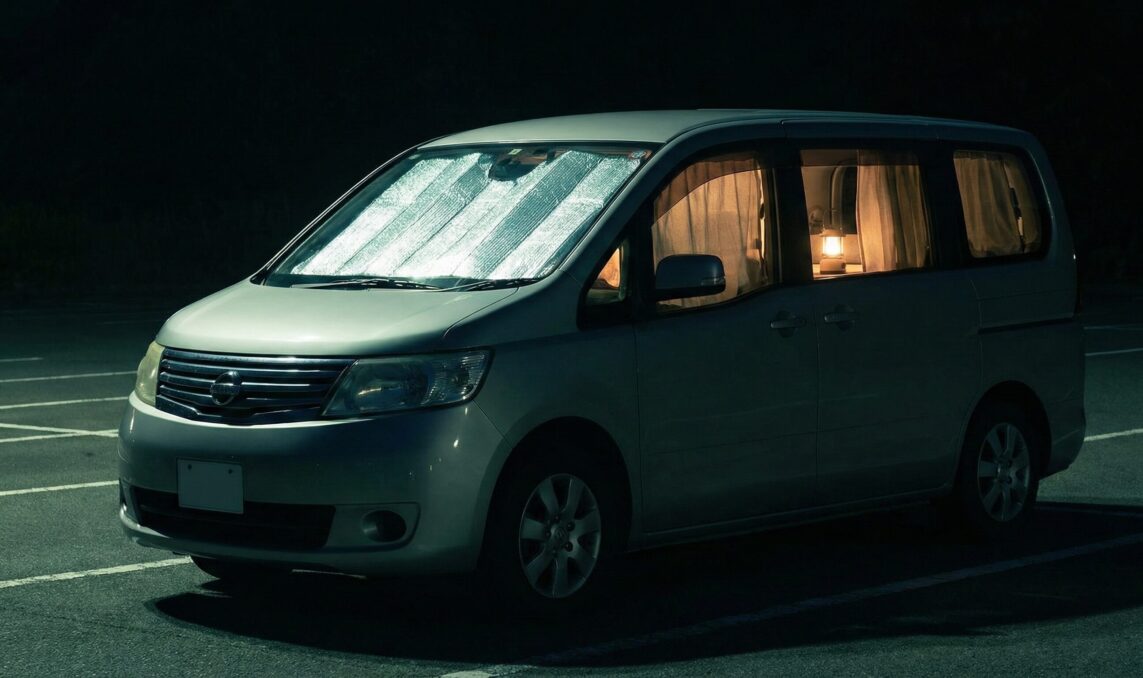 車中泊でフロントはサンシェード、サイドは簡易カーテンで落ち着く車内イメージ