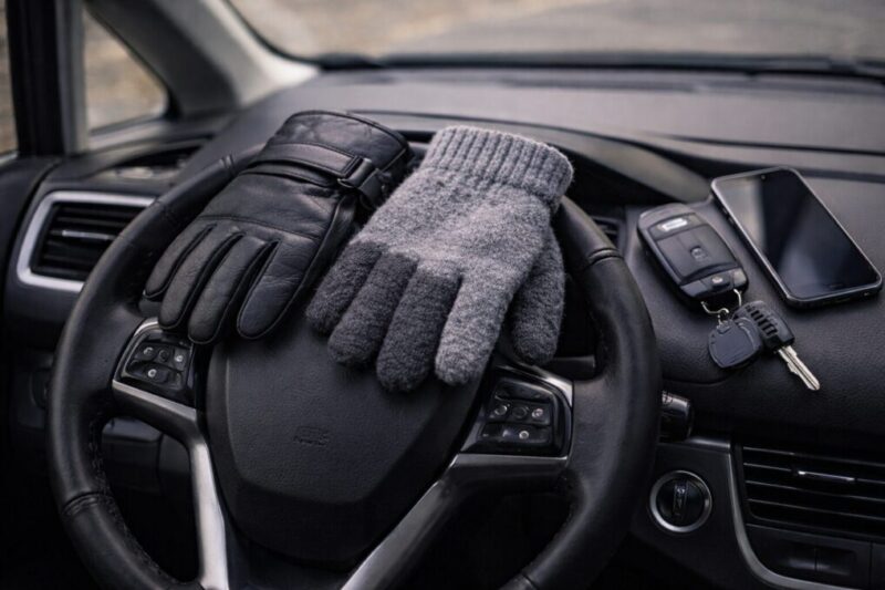 運転や普段使いも想定した手袋の万能さを示すイメージ