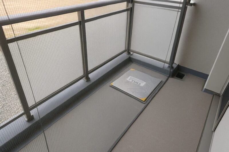 避難ハッチと排水口をしっかり空け、手すり内側だけに収まるネットの設置例を俯瞰でイメージ